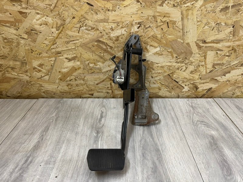 Педаль тормоза, 1000 рублей, Москва