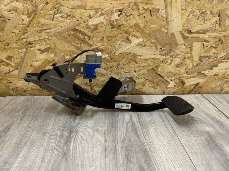 Педаль тормоза, 1000 рублей, Москва