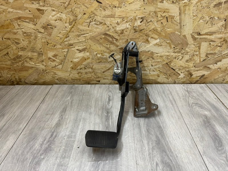 Педаль тормоза, 1000 рублей, Москва