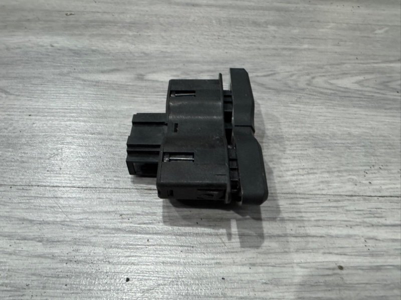 Кнопка обогрева сидений, 550 рублей, Москва