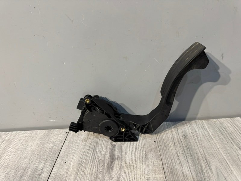 Педаль газа, 1000 рублей, Москва