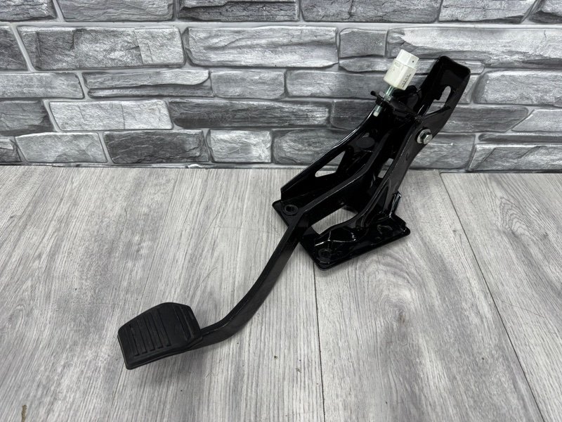 Педаль тормоза, 1000 рублей, Москва