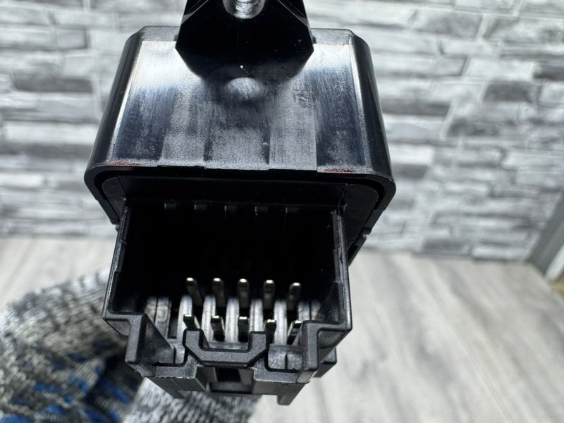 Кнопка стеклоподъемника, 1000 рублей, Москва