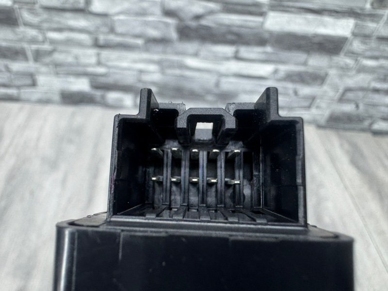 Кнопка стеклоподъемника, 1000 рублей, Москва