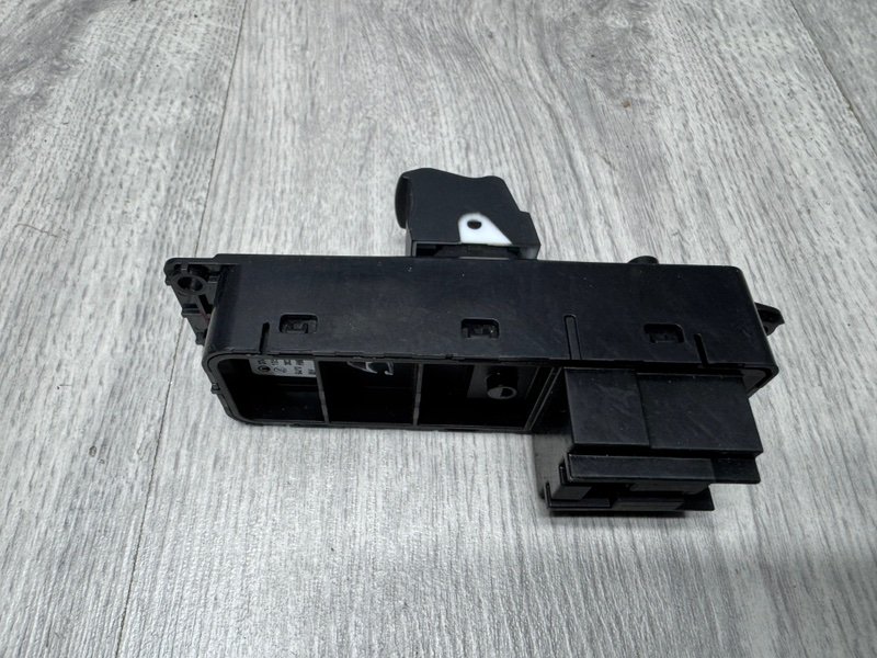 Кнопка стеклоподъемника, 1000 рублей, Москва