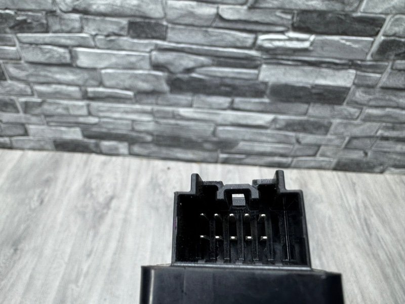 Кнопка стеклоподъемника, 1000 рублей, Москва