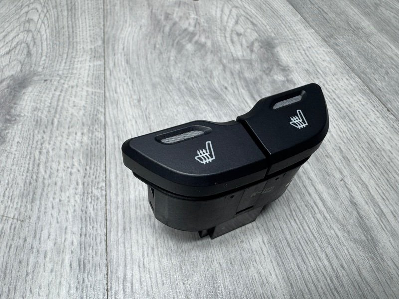 Кнопка обогрева сидений, 550 рублей, Москва