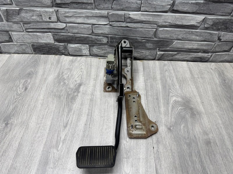 Педаль тормоза, 1000 рублей, Москва