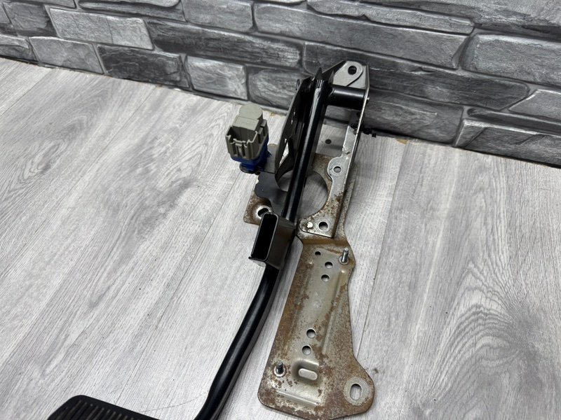 Педаль тормоза, 1000 рублей, Москва