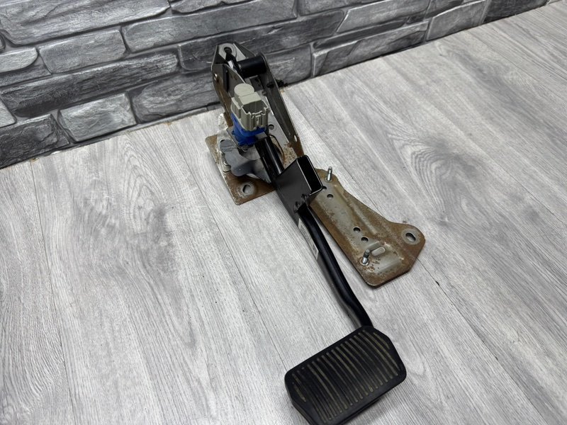 Педаль тормоза, 1000 рублей, Москва