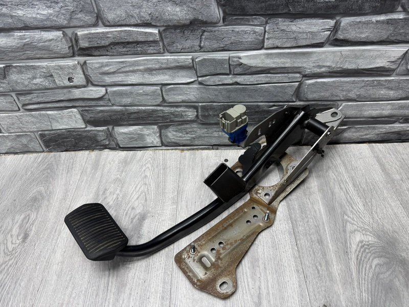 Педаль тормоза, 1000 рублей, Москва