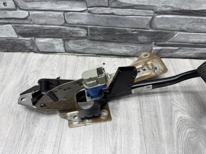 Педаль тормоза, 1000 рублей, Москва