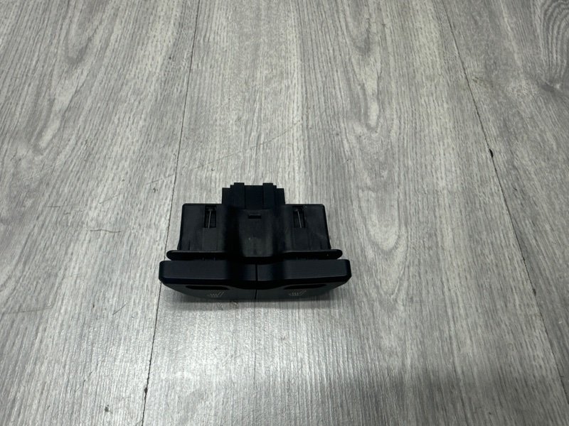 Кнопка обогрева сидений, 550 рублей, Москва