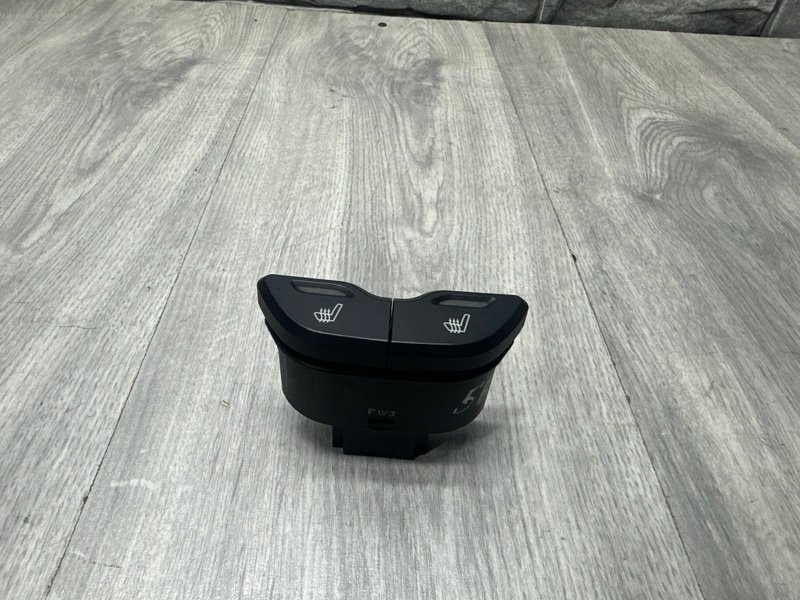 Кнопка обогрева сидений, 550 рублей, Москва