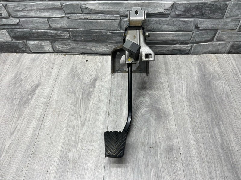 Педаль тормоза, 1000 рублей, Москва