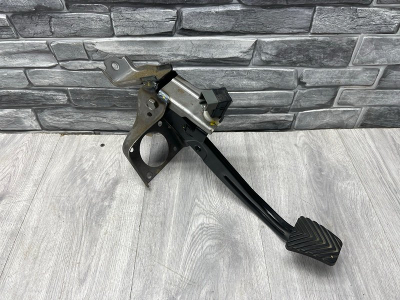 Педаль тормоза, 1000 рублей, Москва