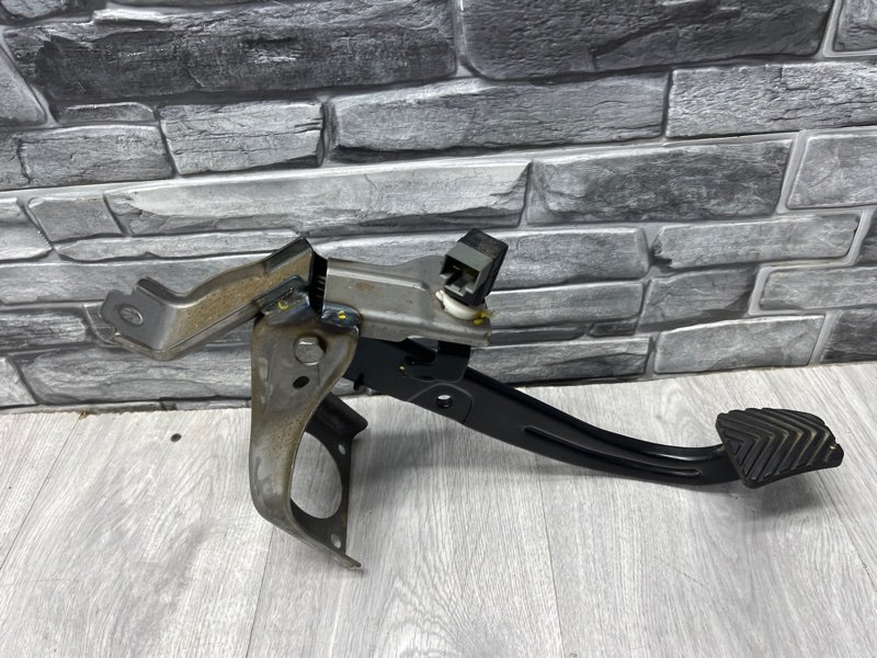 Педаль тормоза, 1000 рублей, Москва