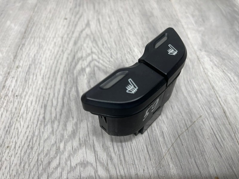 Кнопка обогрева сидений, 600 рублей, Москва