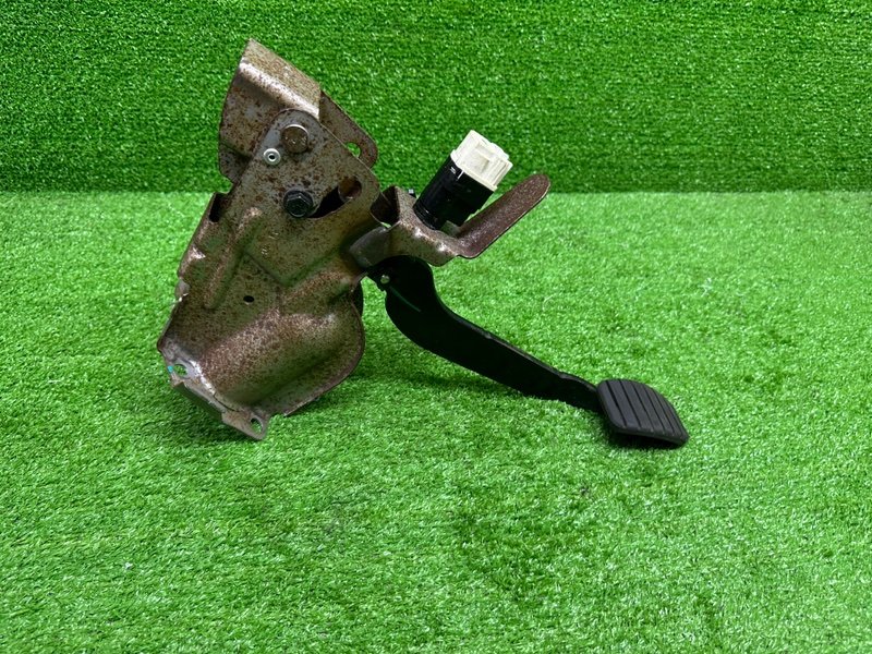 Педаль тормоза, 1000 рублей, Москва