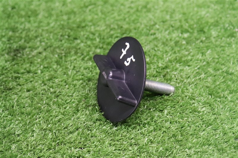 Болт крепления запасного колеса, 800 рублей, Москва