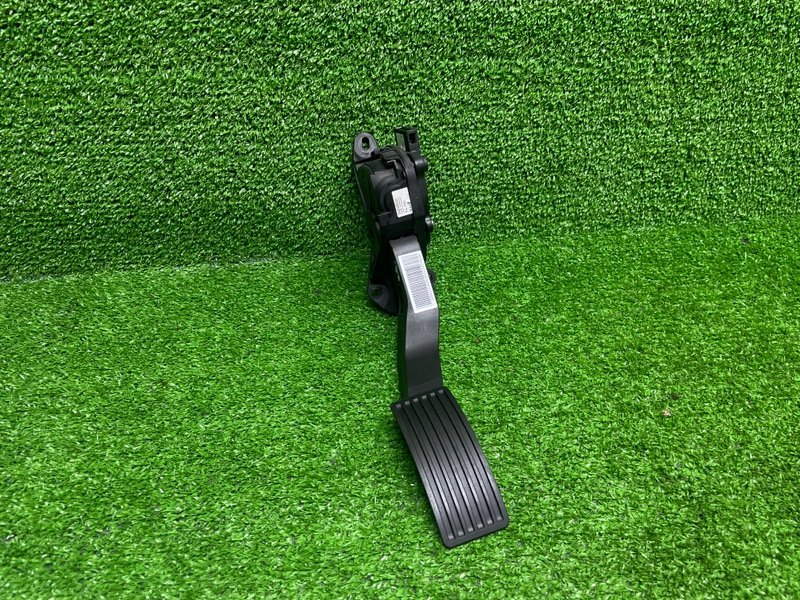 Педаль газа, 2000 рублей, Москва