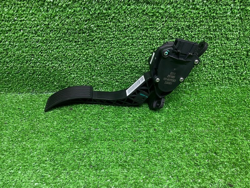 Педаль газа, 2000 рублей, Москва