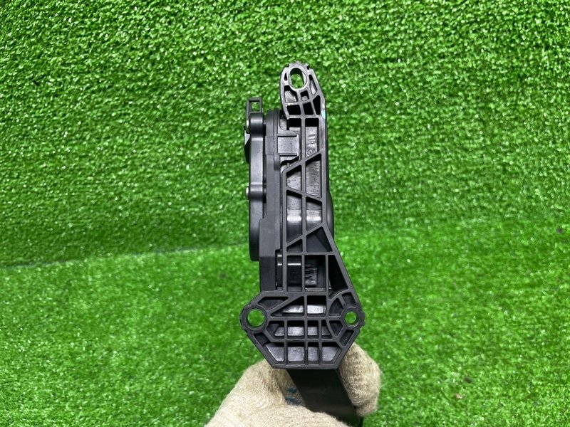 Педаль газа, 2000 рублей, Москва