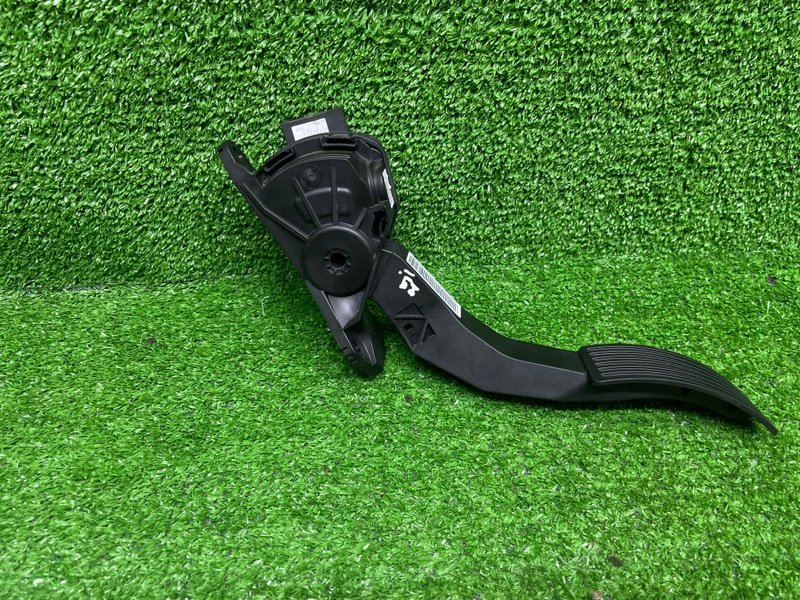 Педаль газа, 2000 рублей, Москва