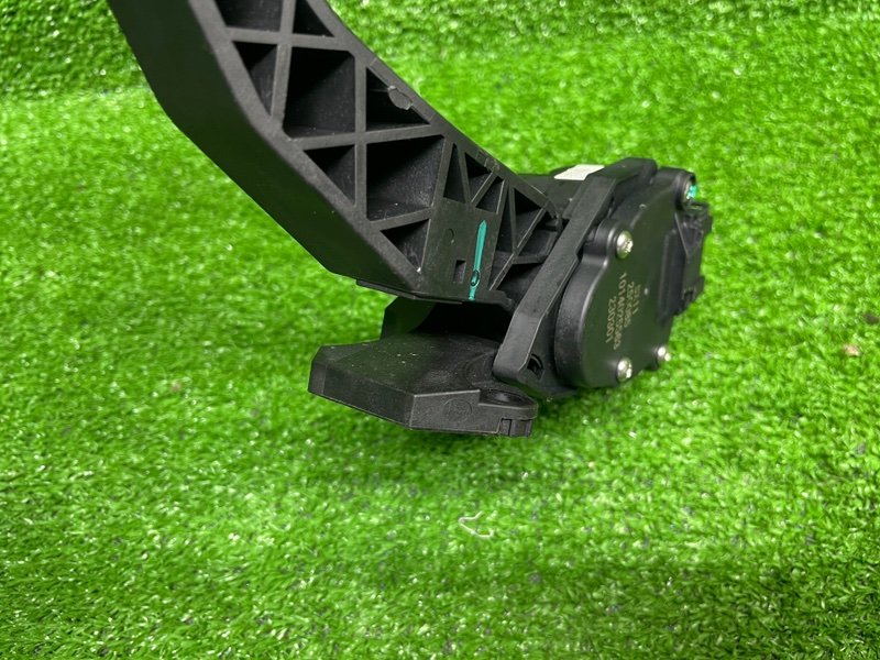 Педаль газа, 2000 рублей, Москва