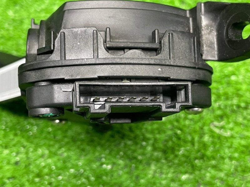 Педаль газа, 2000 рублей, Москва