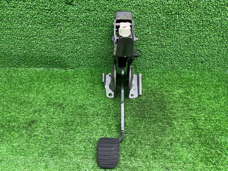 Педаль тормоза, 1000 рублей, Москва