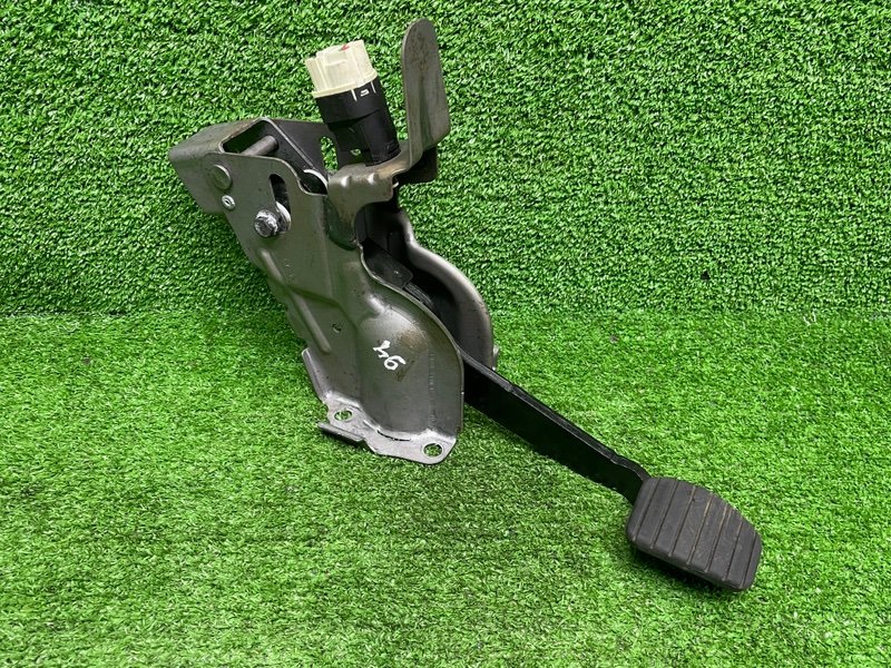 Педаль тормоза, 1000 рублей, Москва