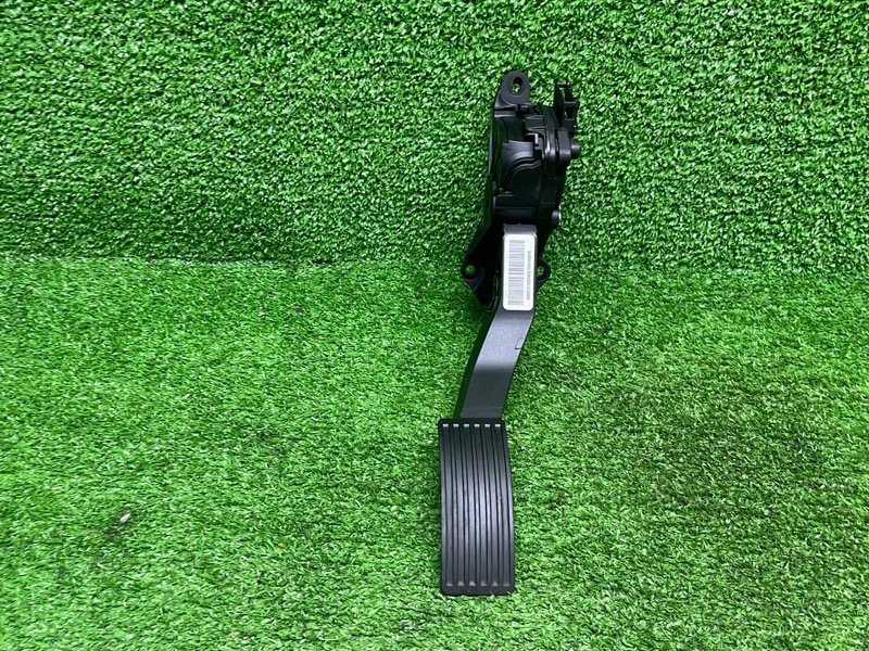 Педаль газа, 2000 рублей, Москва