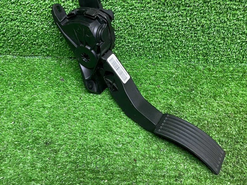 Педаль газа, 2000 рублей, Москва