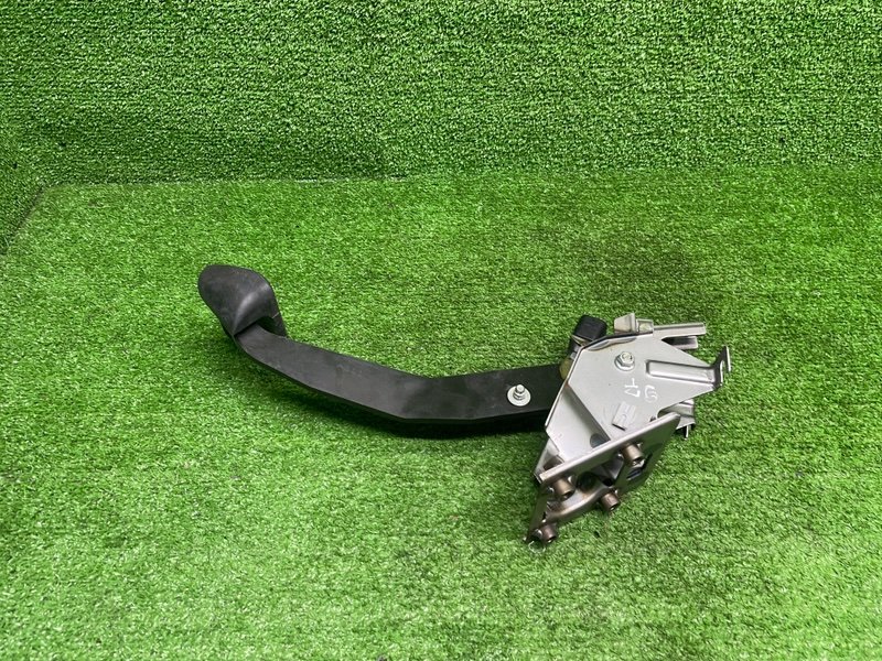 Педаль тормоза, 1000 рублей, Москва