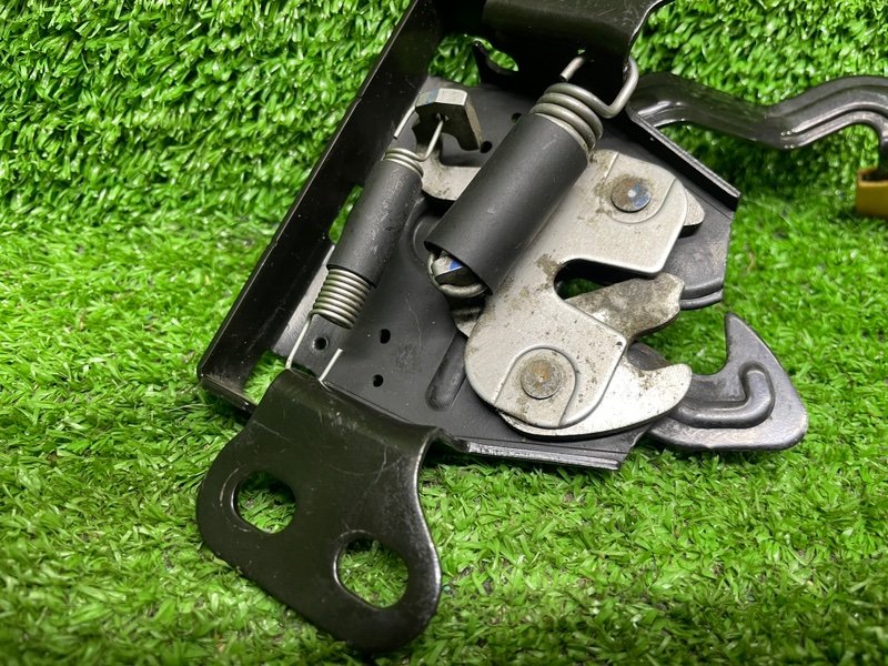 Замок капота, Москва