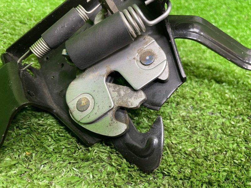 Замок капота, Москва