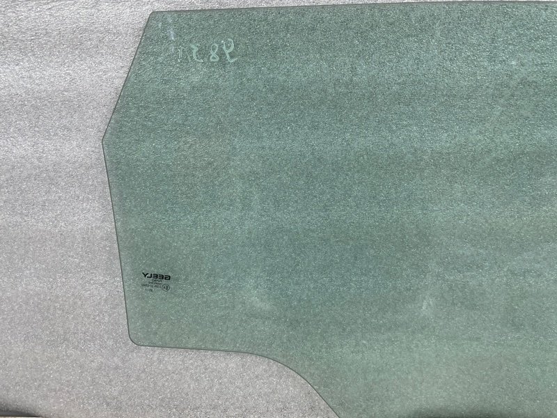 Стекло двери задней левой, Москва