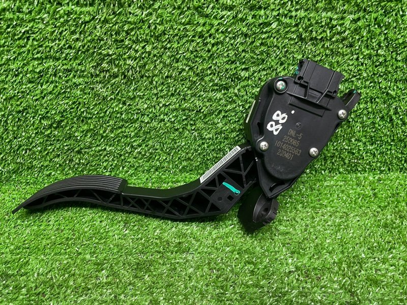 Педаль газа, 2000 рублей, Москва