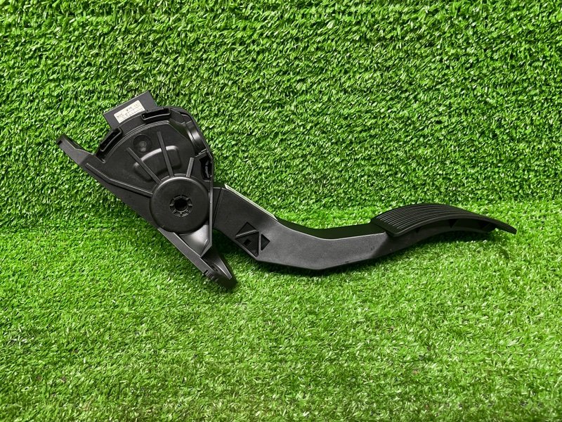 Педаль газа, 2000 рублей, Москва