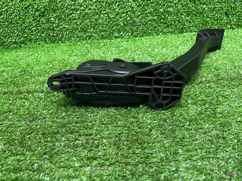 Педаль газа, 2000 рублей, Москва