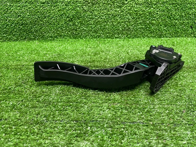 Педаль газа, 2000 рублей, Москва