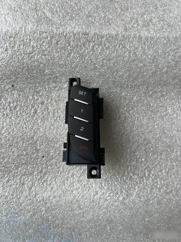 Кнопка памяти сидения, 2000 рублей, Орёл