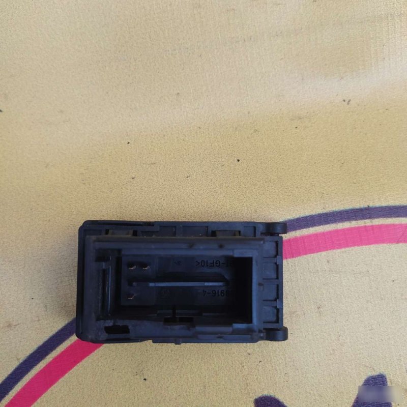 Крышка с рамкой гнезда, 300 рублей, Орёл