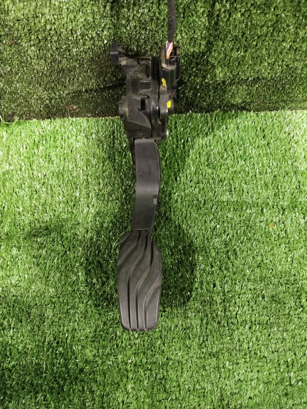 Педаль газа, 2000 рублей, Красноярск