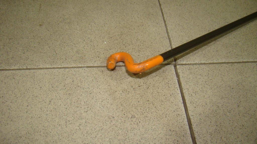 Держатель капота, 500 рублей, Пермь