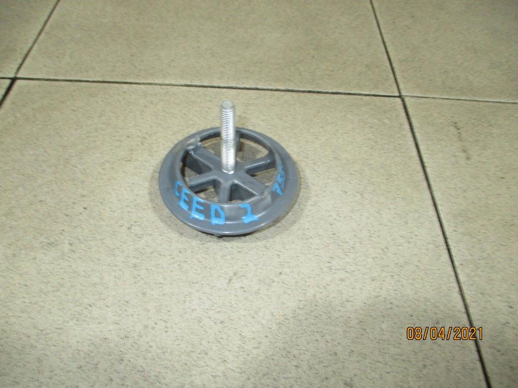 Болт крепления запасного колеса, 500 рублей, Пермь