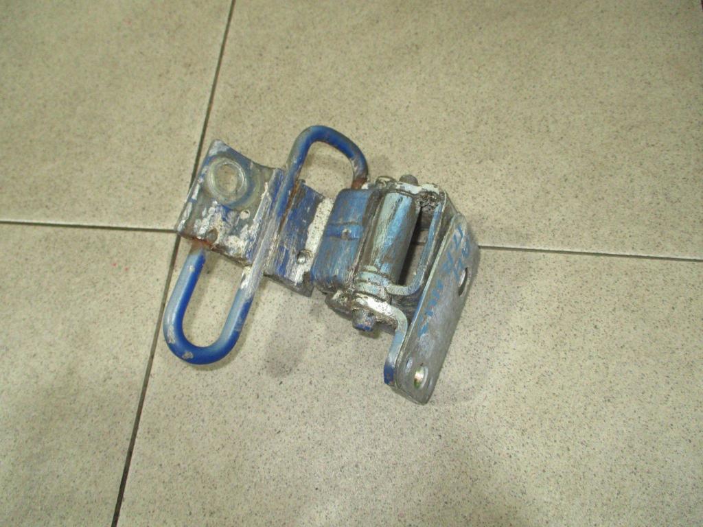 Петля двери передней правой нижняя, 2600 рублей, Пермь