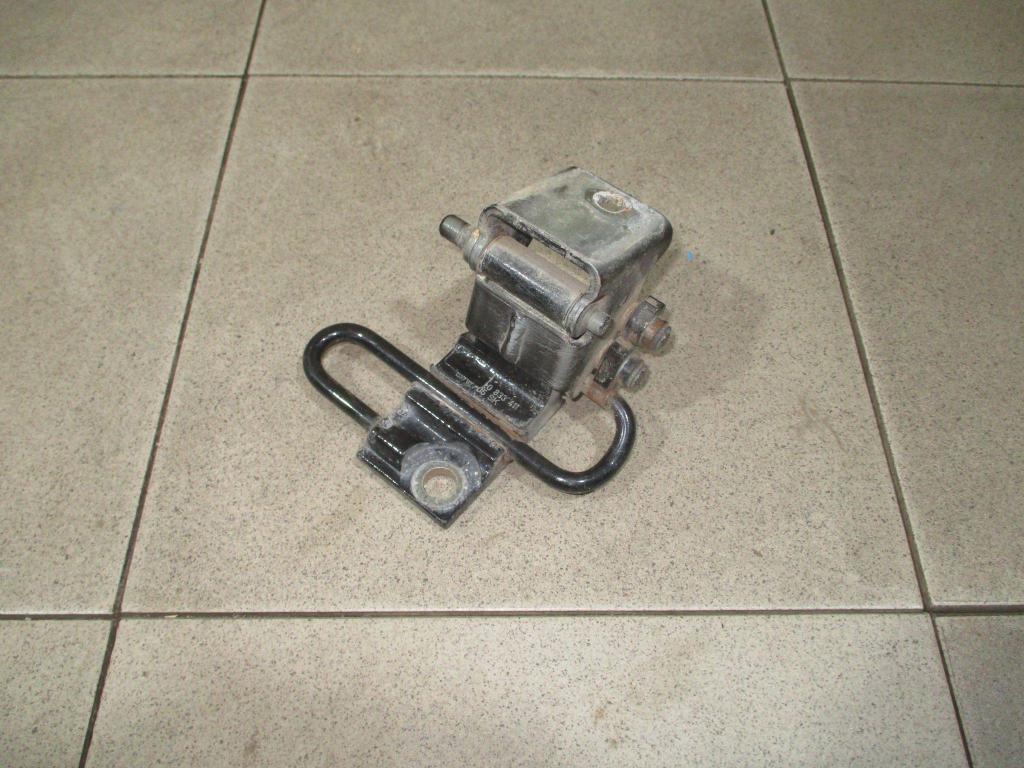 Петля двери передней левой нижняя, 2000 рублей, Пермь