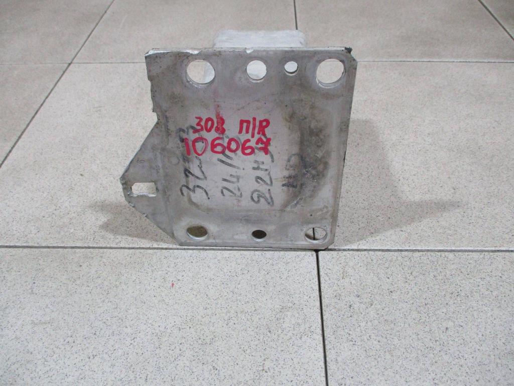 Кронштейн усилителя переднего бампера правый, 1000 рублей, Пермь